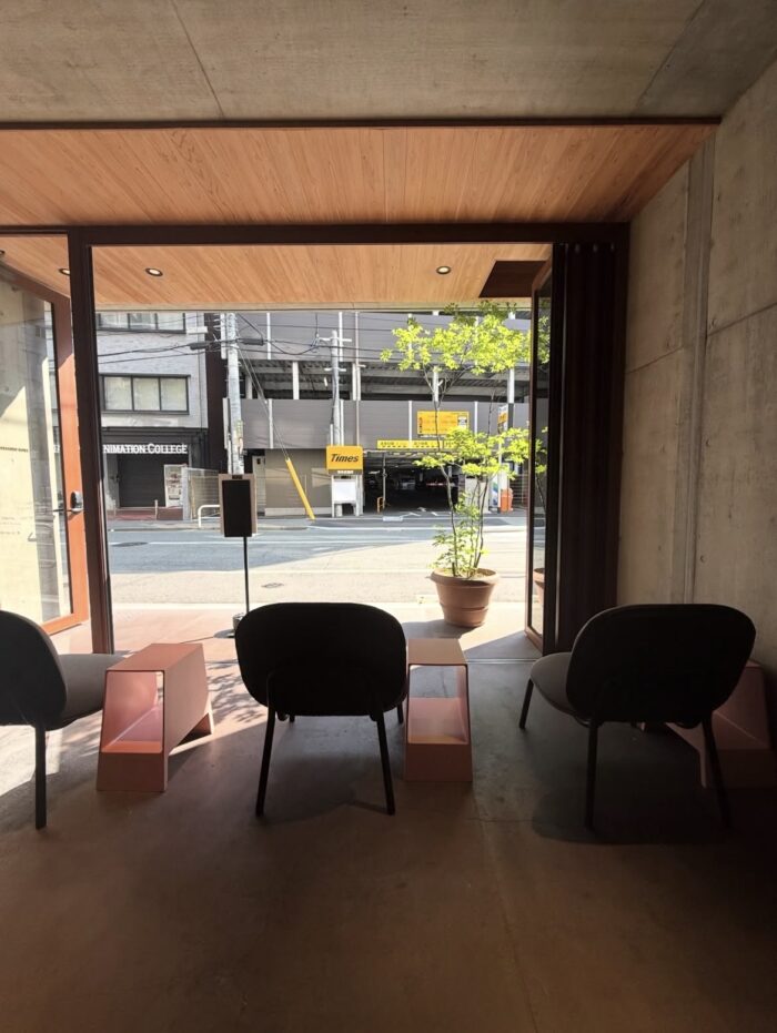 福岡市博多区にあるカフェ「TIMEZ」の店内