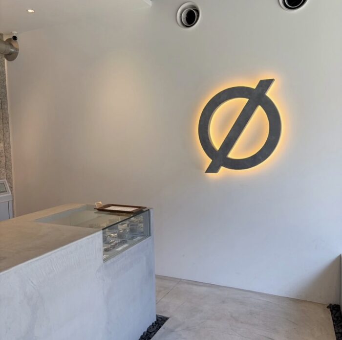 福岡県太宰府市にあるカフェ「JONES FUKUOKA」の店内