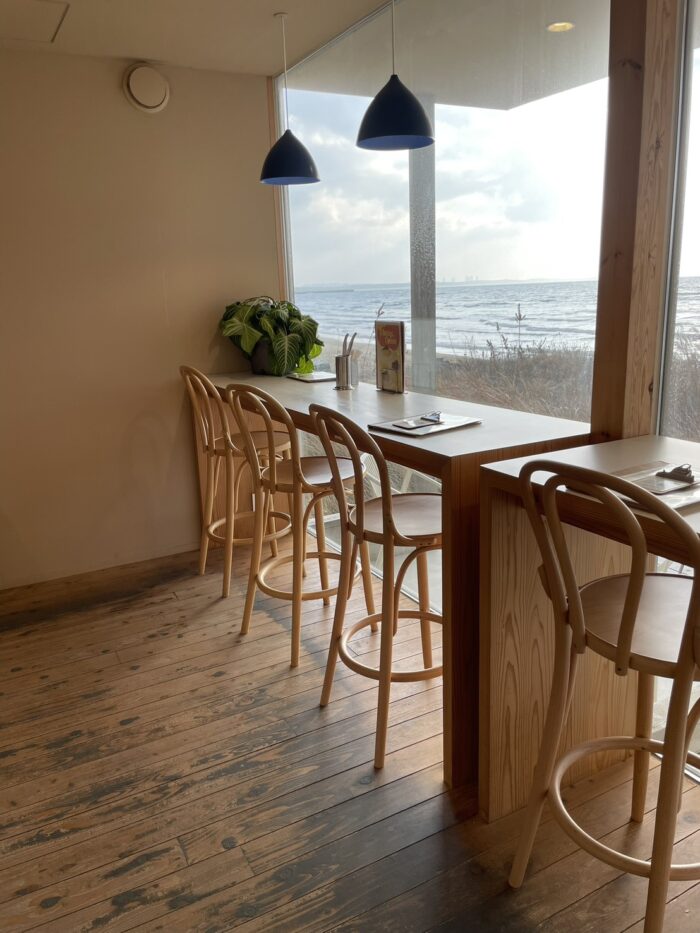 福津市にあるカフェ「DILLY DALLY」の店内