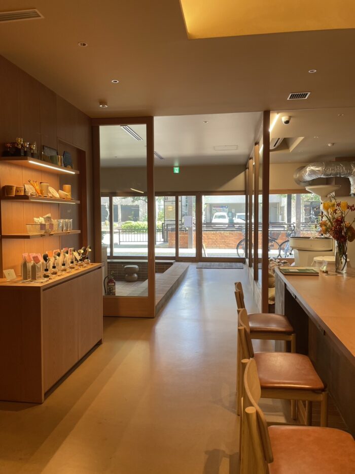 福岡市東区馬出にあるカフェ「sym coffee roasters」の店内