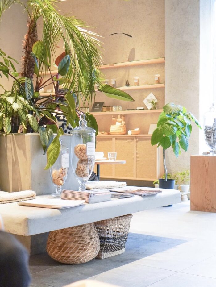 福岡市南区にあるカフェ「d&h vita(ディー・アンド・エイチ ヴィータ)」の店内