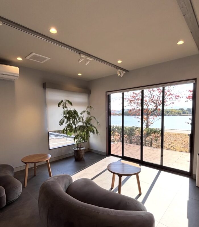 福岡市東区にあるカフェ「minamo」の店内