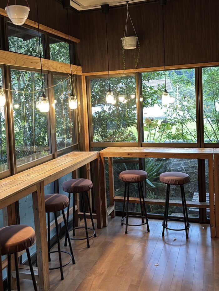福岡県糟屋郡篠栗町にあるカフェ「RIYAKU」の店内