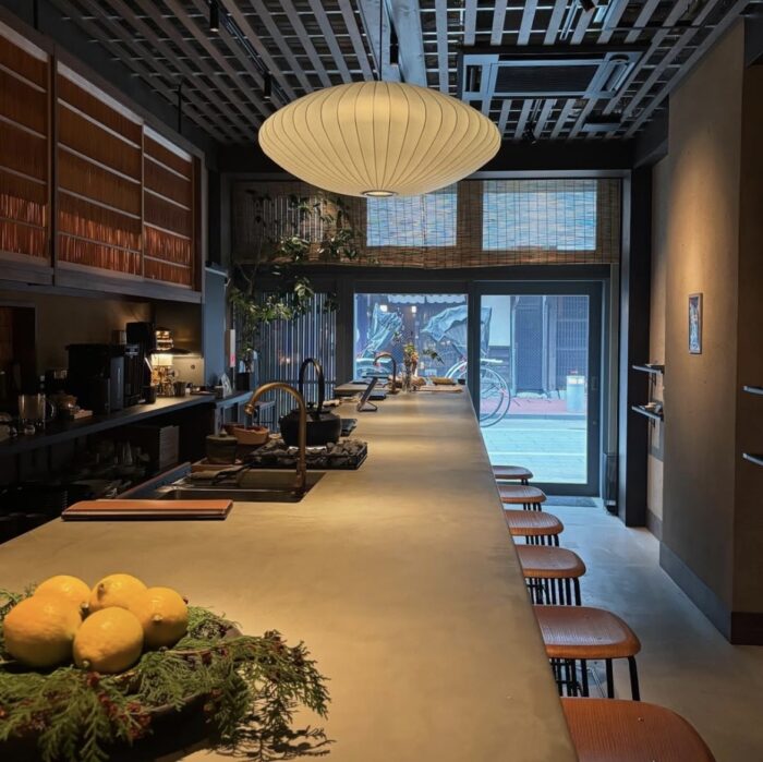 福岡市博多区にあるカフェ「NOT SWEET」の店内