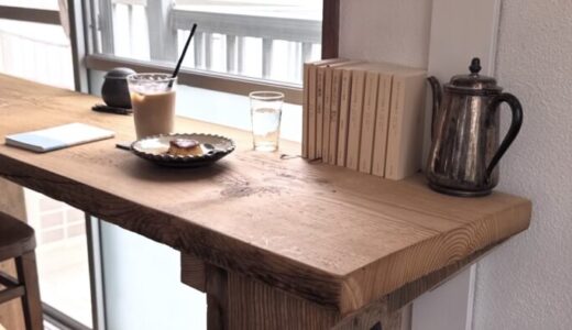 福岡市中央区桜坂にあるカフェ「珈琲 花坂」の店内
